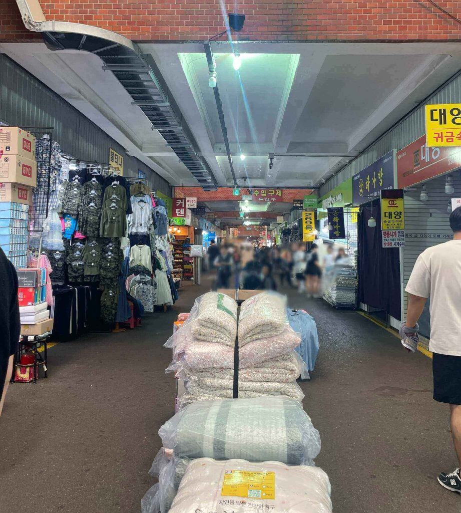 広蔵（クァンジャン）市場の衣類売場