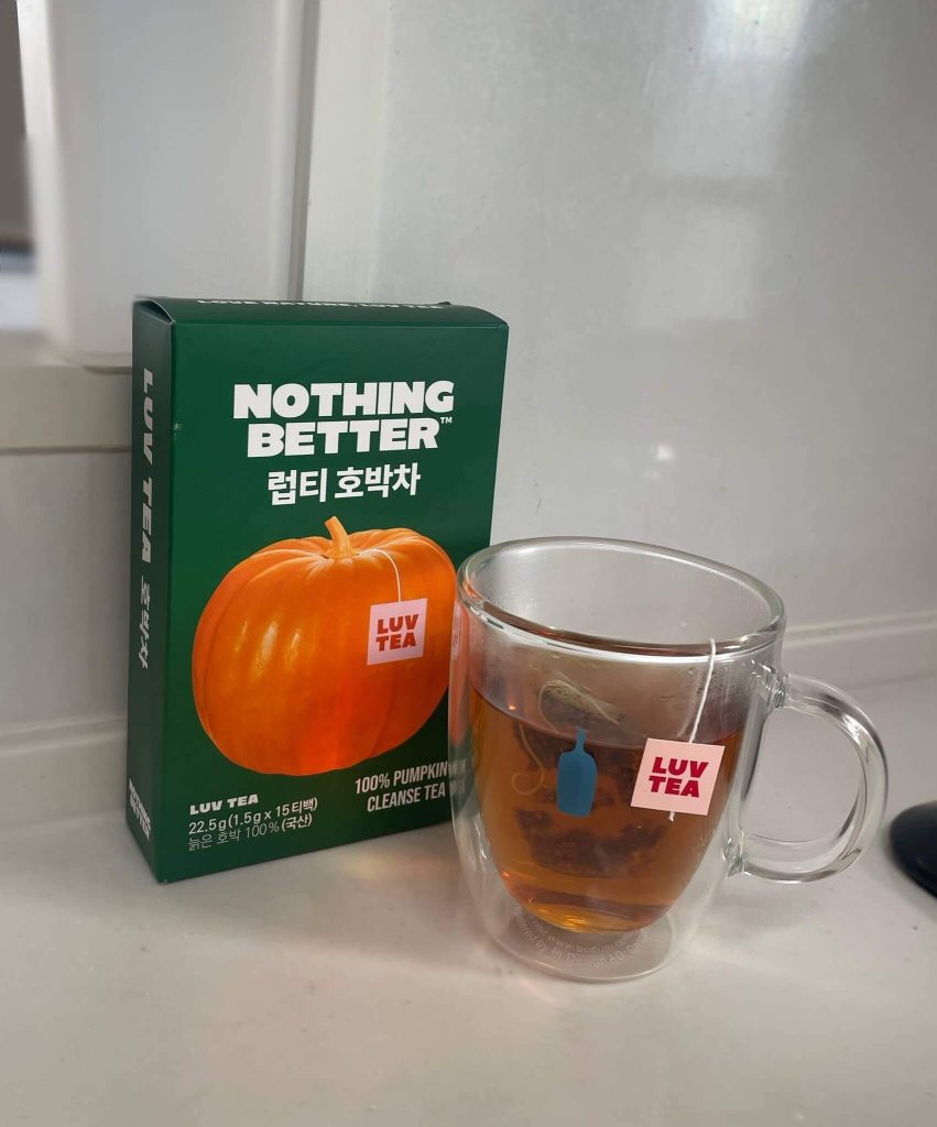 LUV TEA かぼちゃ茶のパッケージとマグカップに入れたお茶