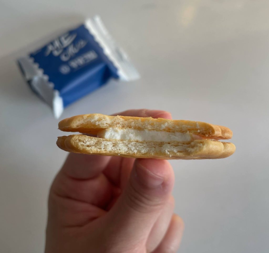 サンドエイス牛乳クリーム味の断面図